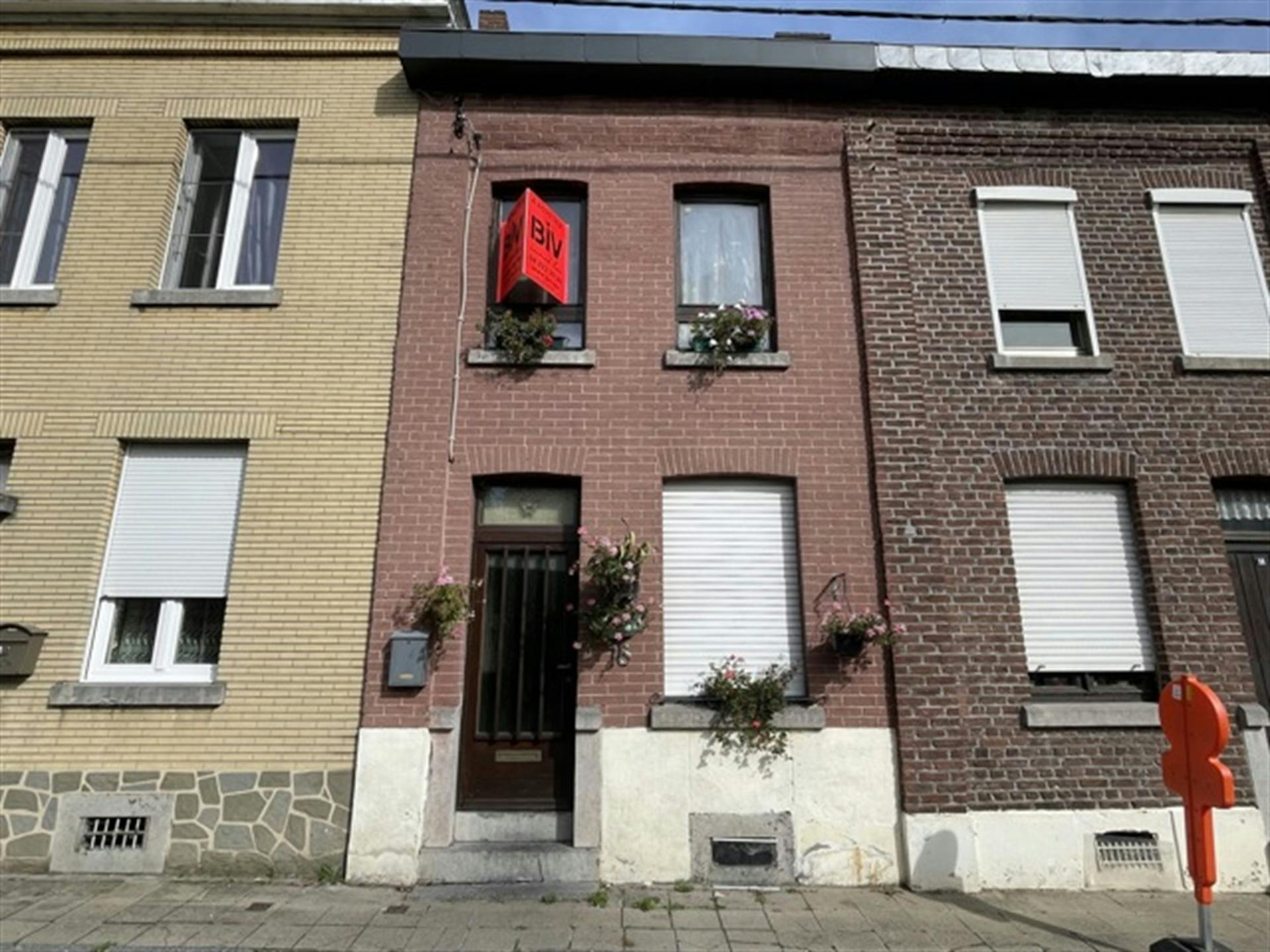 Maison avec jardin dans une ruelle calme