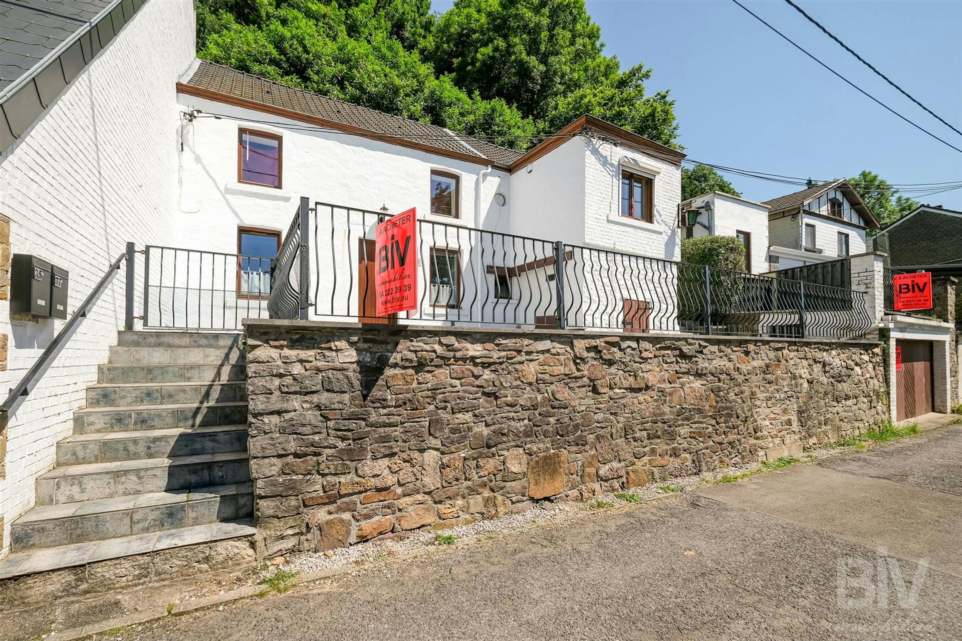 Dans une rue calme, maison offrant de nombreuses possibilités