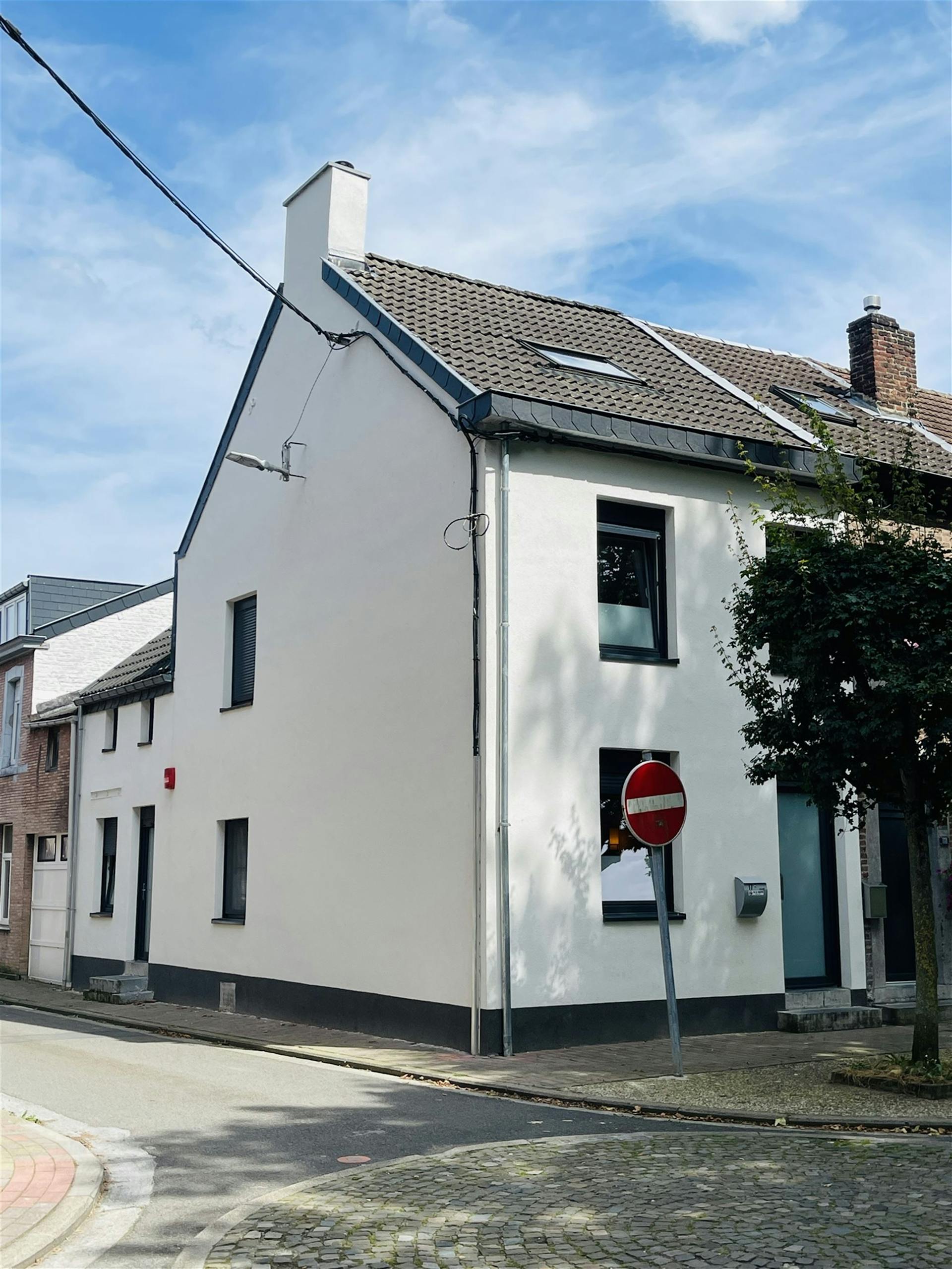 Charmante maison 2/3 chambres dans rue calme.