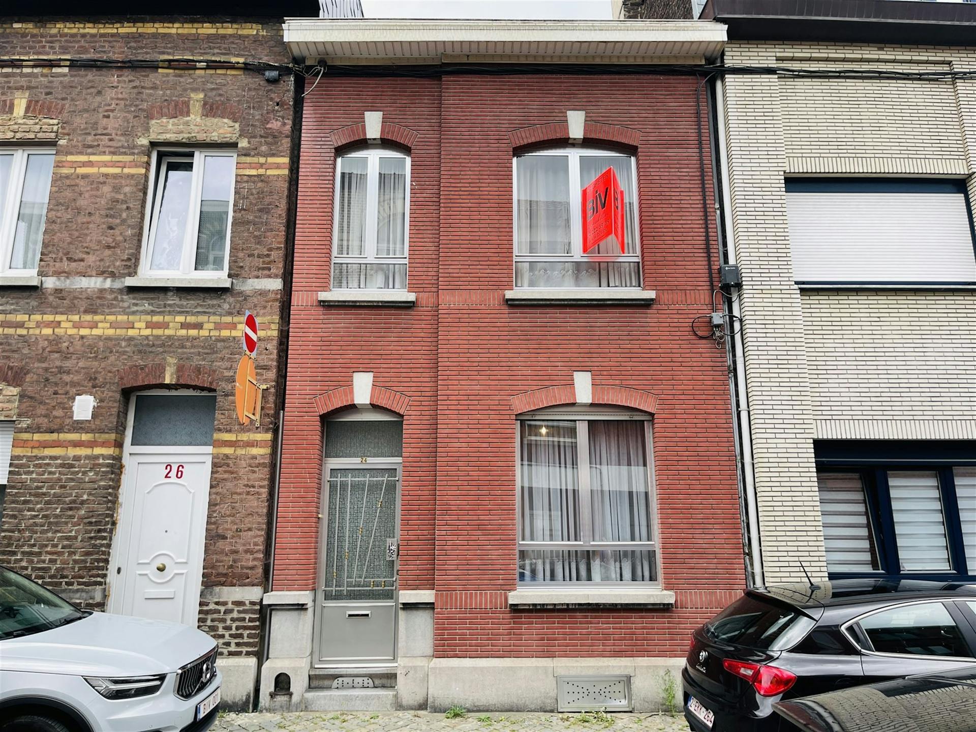 Maison unifamiliale avec cour arrière, dans une rue calme.